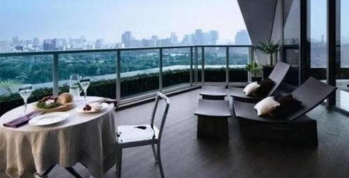 阳台一家人吃瓜,一家人的温馨时光