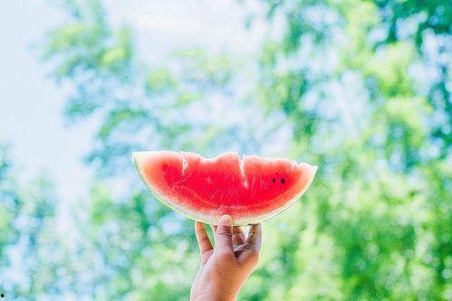 夏季吃瓜照片拍摄,瓜果飘香，定格美好瞬间