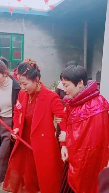 新郎司仪吃瓜群众,一场婚礼的欢乐盛宴