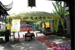 阆中古城贡院吃瓜