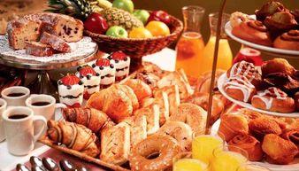 服务员吃瓜现场,意外成为餐厅焦点事件