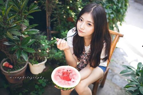 妹妹会吃瓜,妹妹的甜蜜瓜果时光
