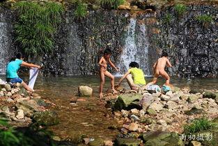 在山涧戏水吃瓜,瓜香四溢的夏日时光